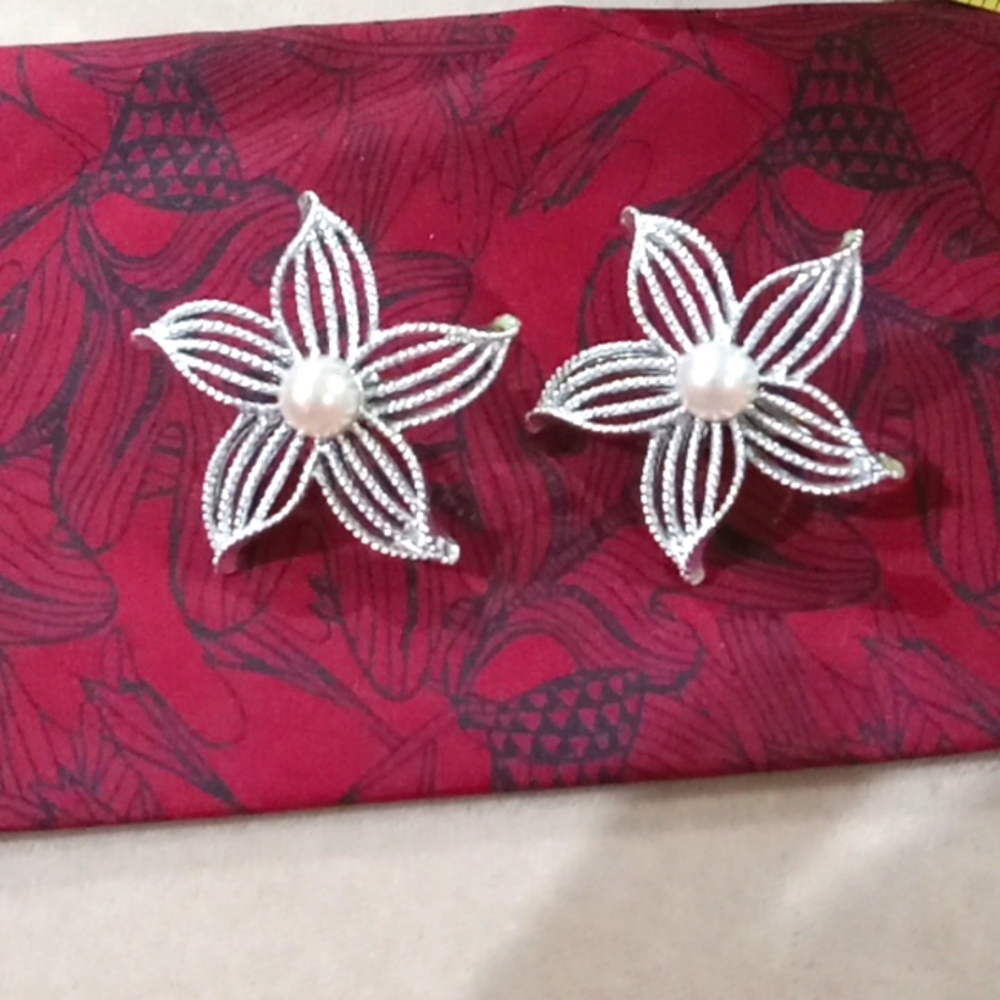 Sarah Coventry Vintage silver flower clips